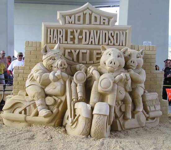 Скульптуры мотоциклов из песка